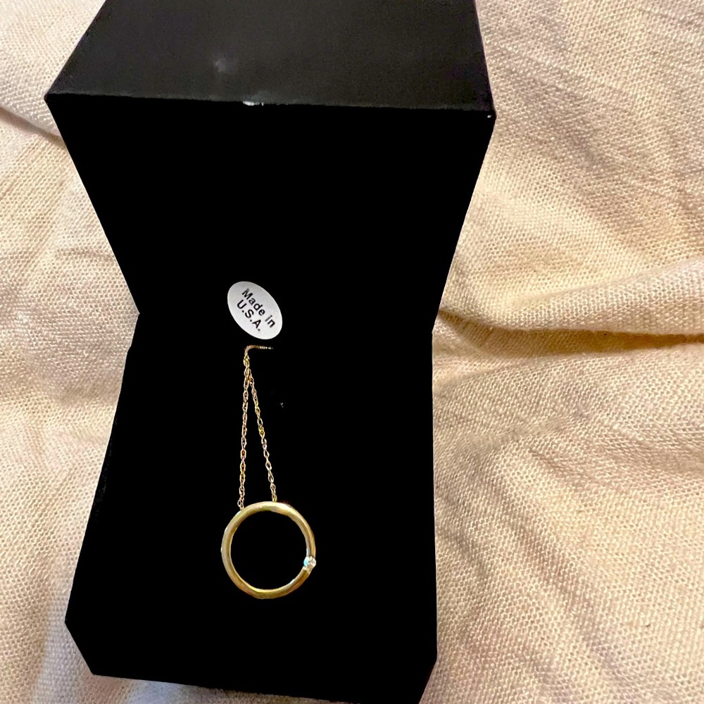 Circle necklace, never wore